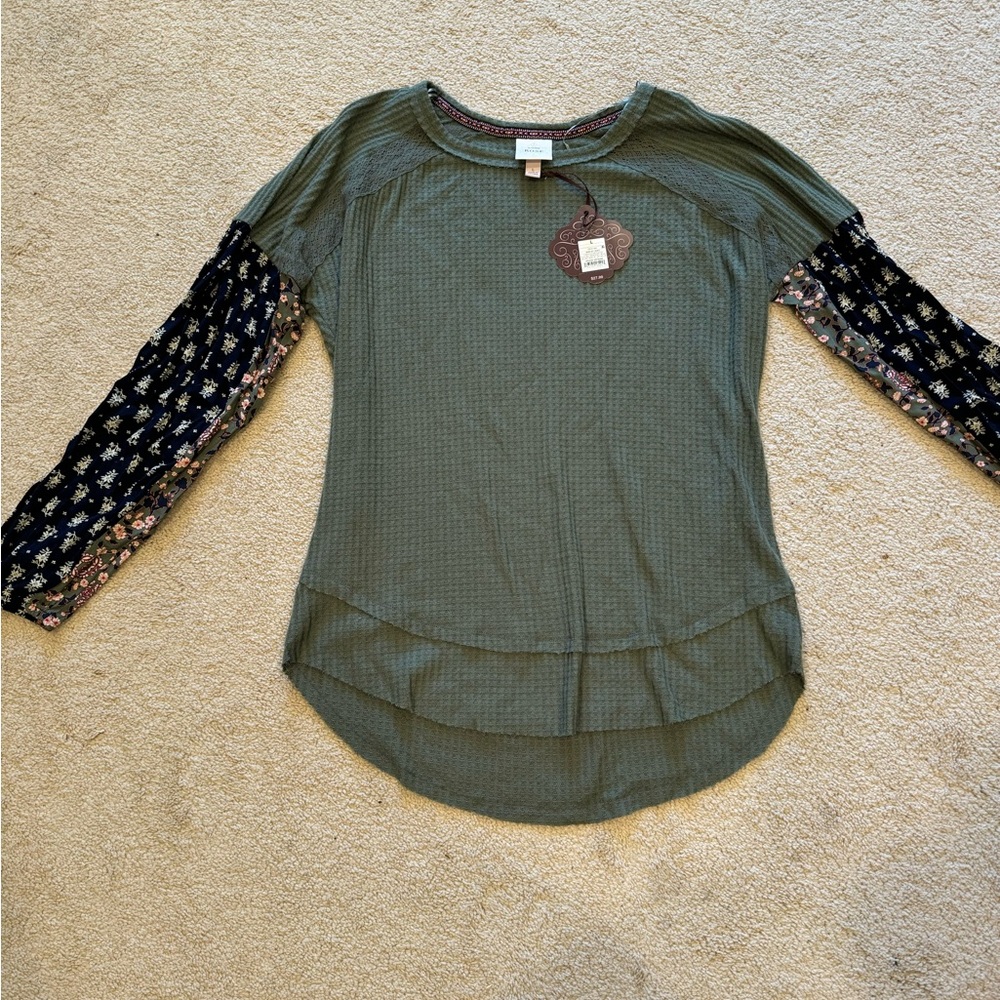 NWT Green long sleeve shirt with decorative sleeves